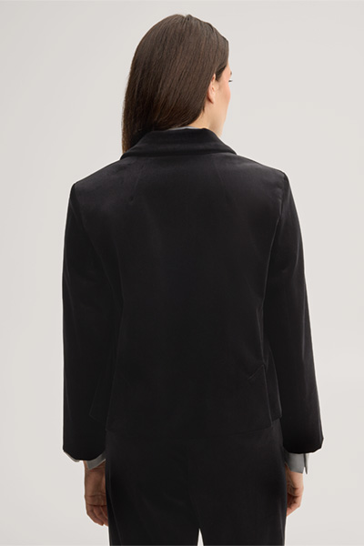 Leads to product detail page "Black velvet blazer"