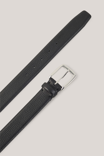 Leads to product detail page "Black leather belt"