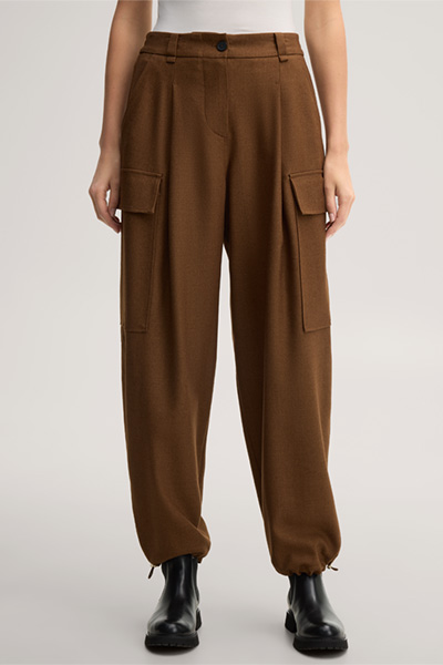 Mène à la page produit « Pantalon bouffant en mélange de laine vierge avec poches cargo, couleur marron »