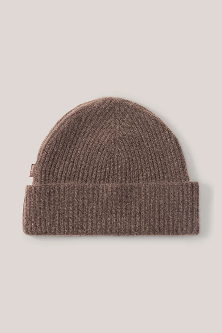 Leads to product detail page "Light brown cashmere hat"