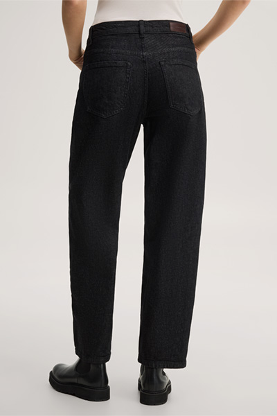 Leads to product detail page "Barrel jeans in black denim"