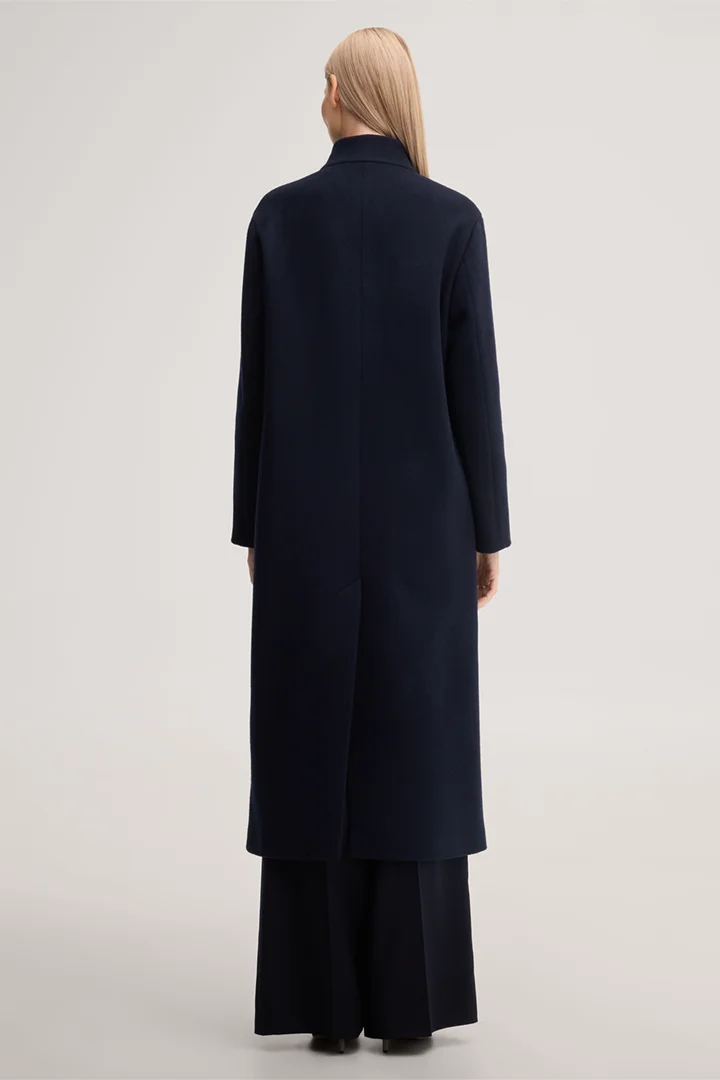 Mène à la page produit « Manteau à col montant en laine brossée, couleur bleu marine »