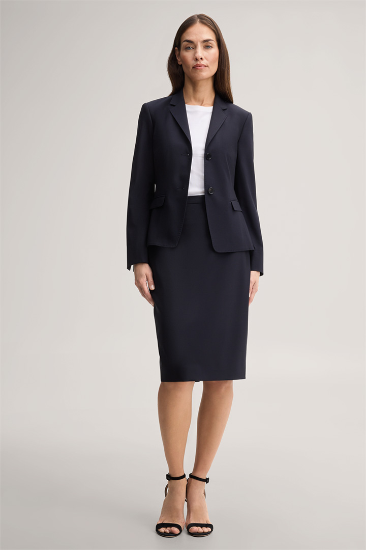Accède à la page de détails du look « <p><strong>Shop the Look:</strong><br> Costume en laine vierge stretch marine</p> »