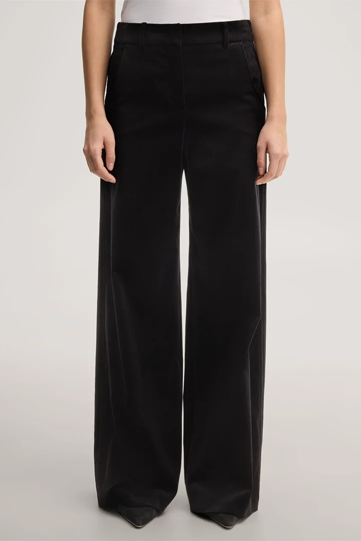 Mène à la page produit « Pantalon palazzo en velours noir »