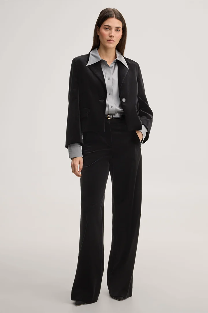 Mène à la page produit « Pantalon palazzo en velours noir »