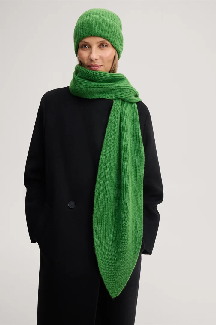 Mène à la page produit « Bonnet en cachemire vert »