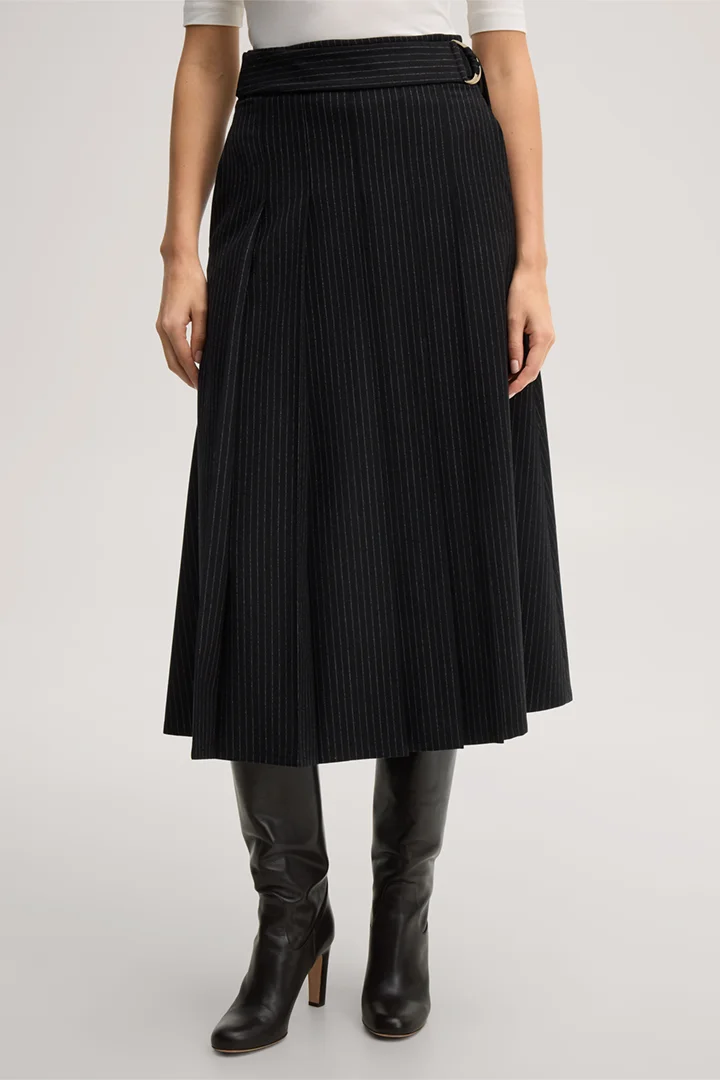 Führt zu Produktdetailseite „Schurwoll-Pinestripe-Midi-Faltenrock in Schwarz"