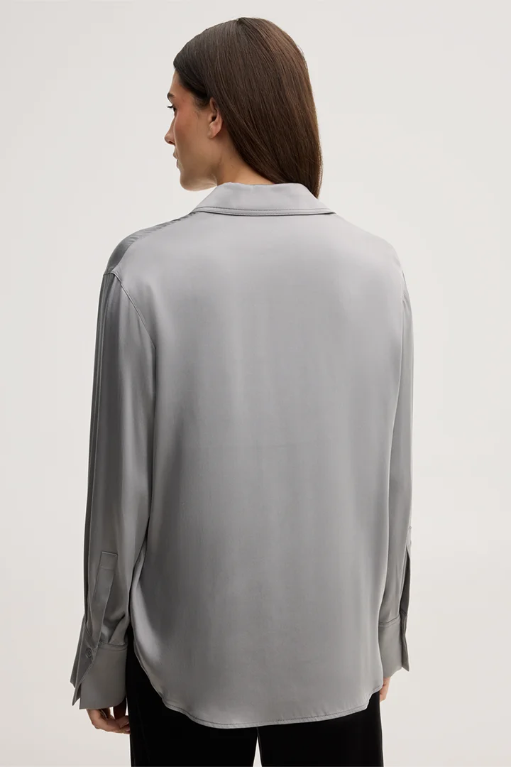 Mène à la page produit « Chemisier en soie gris »