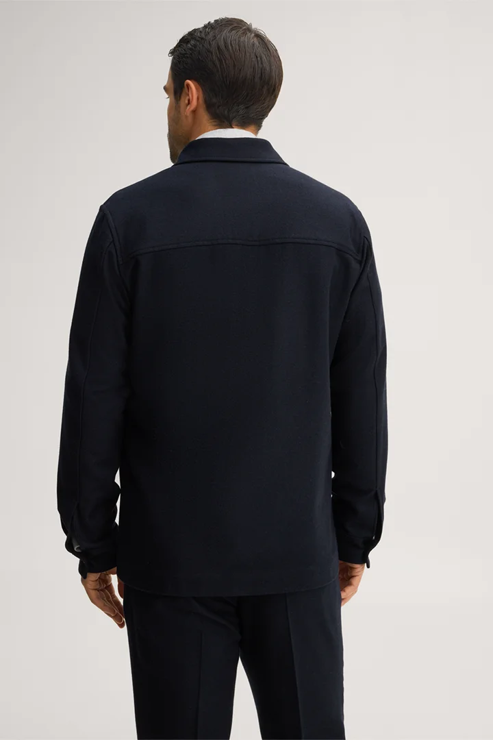 Mène à la page produit « Surchemise en cachemire bleu marine »