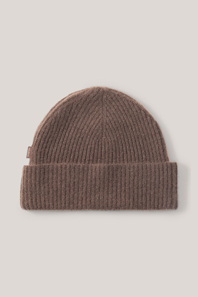 Leads to product detail page "Light brown cashmere hat"