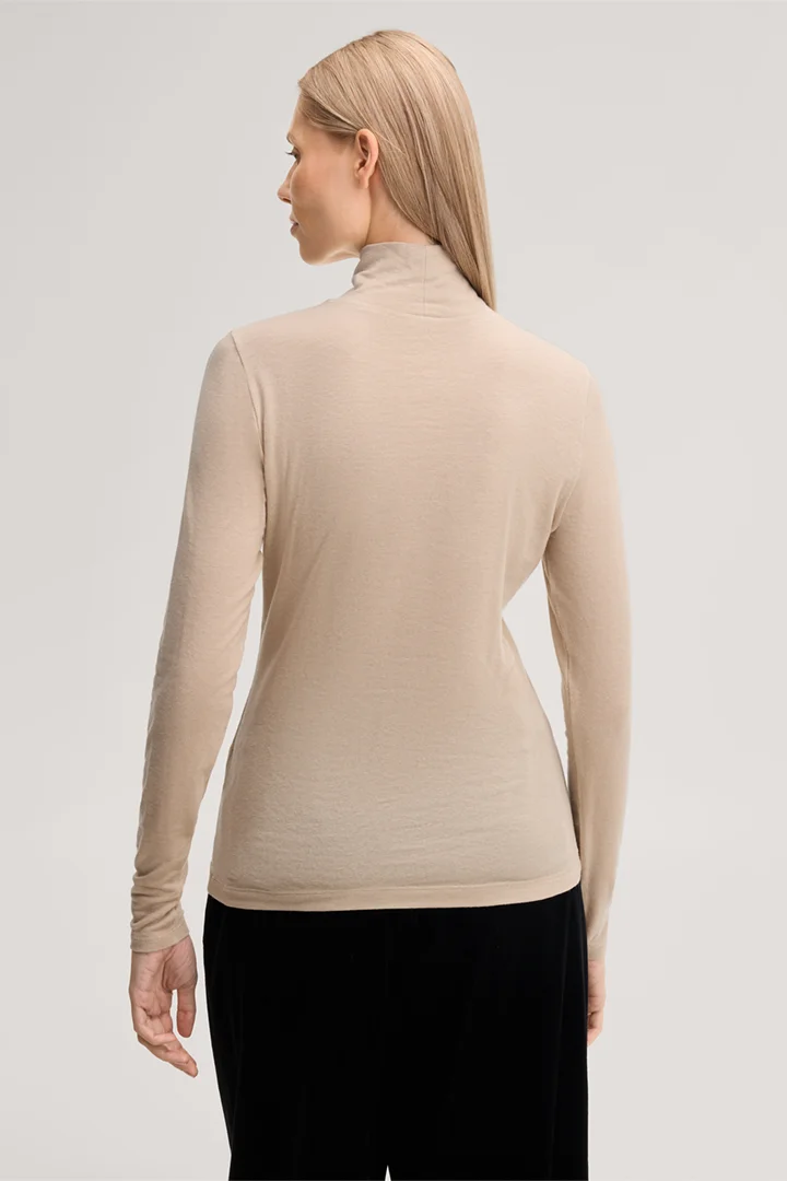 Führt zu Produktdetailseite „Wollstretch-Rollkragen-Shirt in Beige"