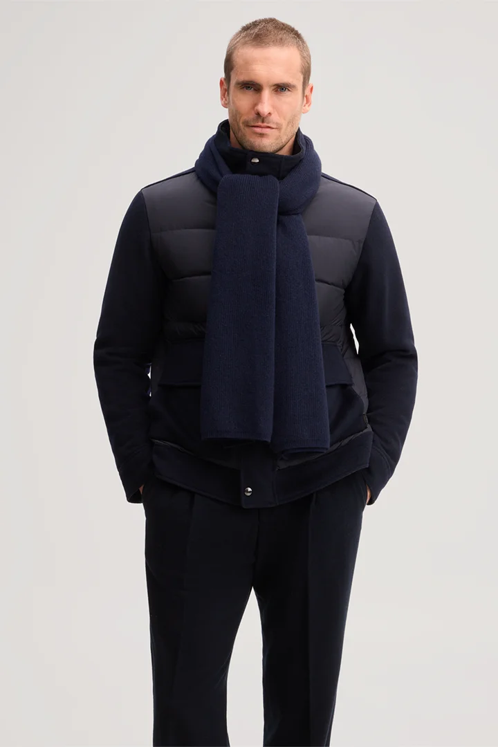 Führt zu Produktdetailseite „Cashmere-Schal in Navy"