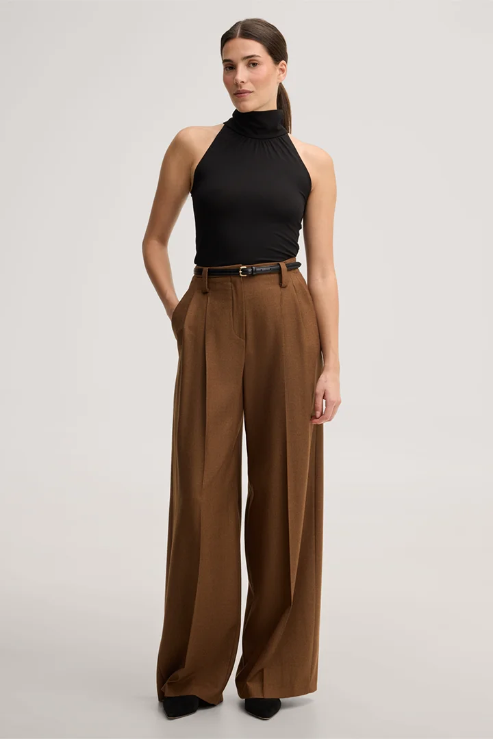 windsor. presents the product Black lyocell stretch top with a stand-up collar from the category T-shirts & Sweatshirts as an outfit