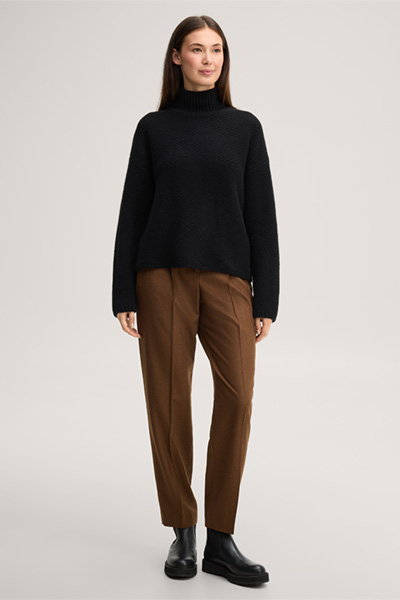 Leads to product detail page "Black cashmere stand-up collar jumper"