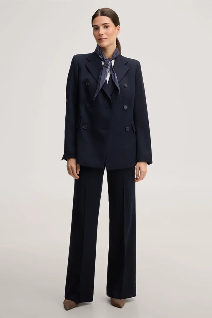 Mène à la page produit « Blazer à double boutonnage en laine vierge, couleur bleu marine »