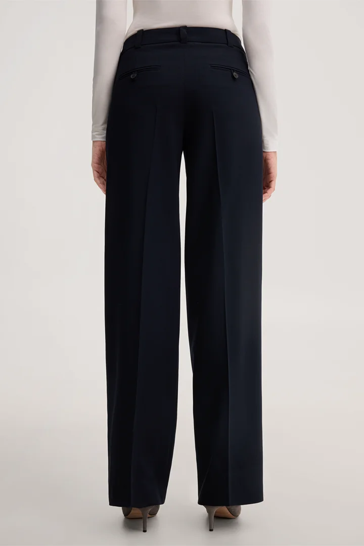 Mène à la page produit « Pantalon « Marlene » en laine vierge, couleur bleu marine »