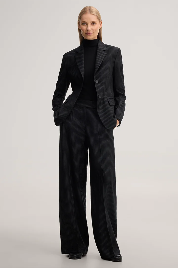 Führt zu Produktdetailseite „Schurwoll-Pinstripe-Blazer in Schwarz"