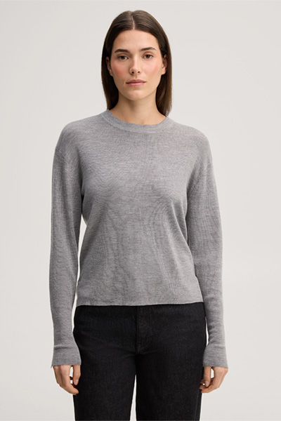 Mène à la page produit « Pull à col rond en maille fine de laine mérinos et soie, gris »