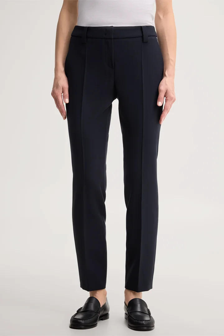 Führt zu Produktdetailseite „Navy blue crêpe cigarette pants"