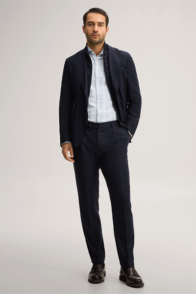 Mène à la page produit « Pantalon modulable en laine mélangée à pinces à la taille, couleur bleu marine »