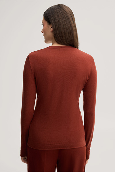Leads to product detail page "Dark red stretch wool long-sleeved shirt"