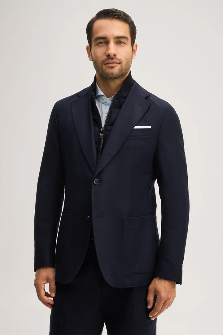 Mène à la page produit « Veste modulable en laine mélangée avec empiècement bleu marine »