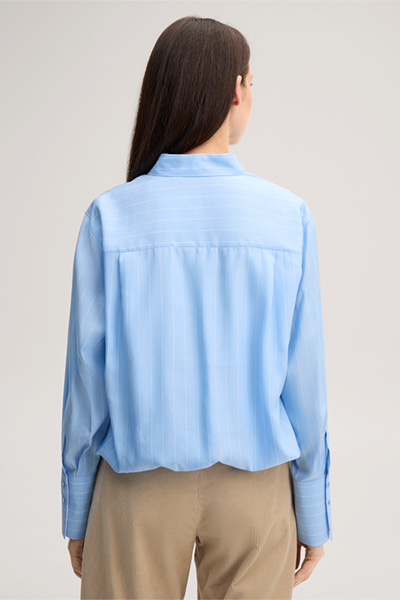 Führt zu Produktdetailseite „Lyocell-Hemdbluse cropped in Hellblau-Weiss gestreift"