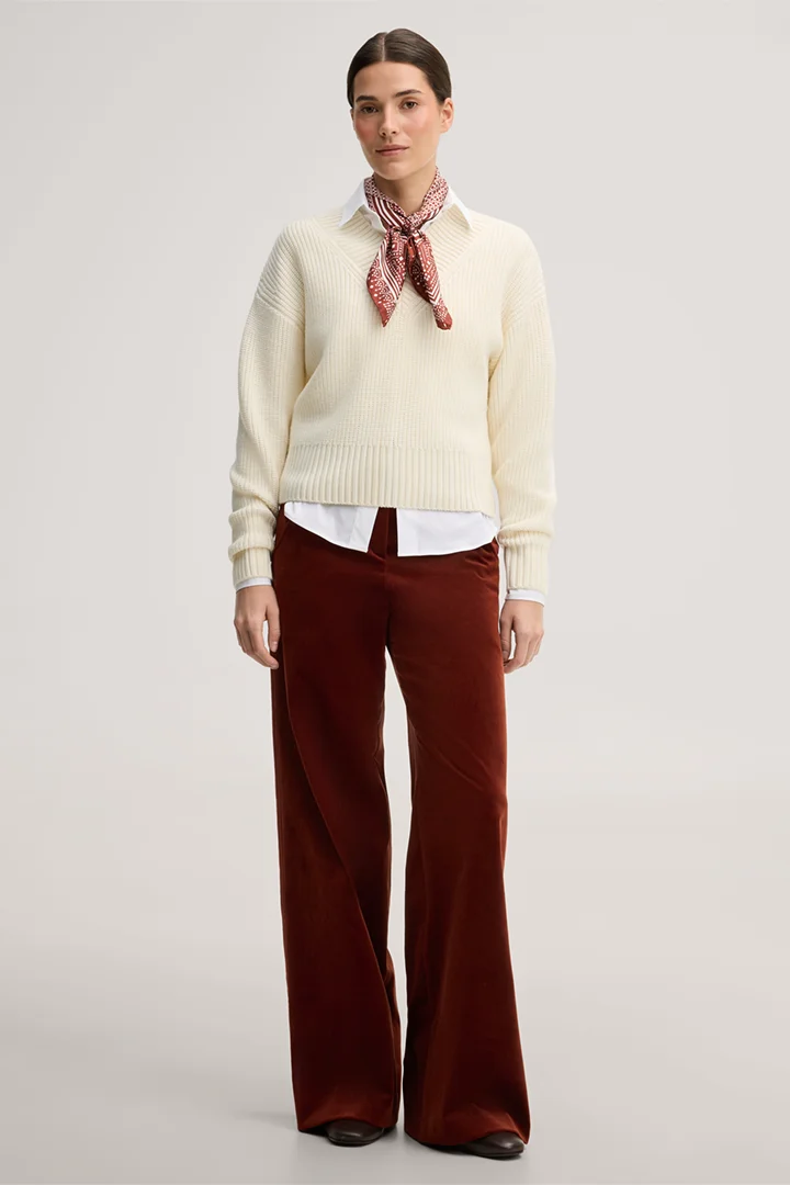 Leads to product detail page "Ecru merino knit jumper with a V-neck"