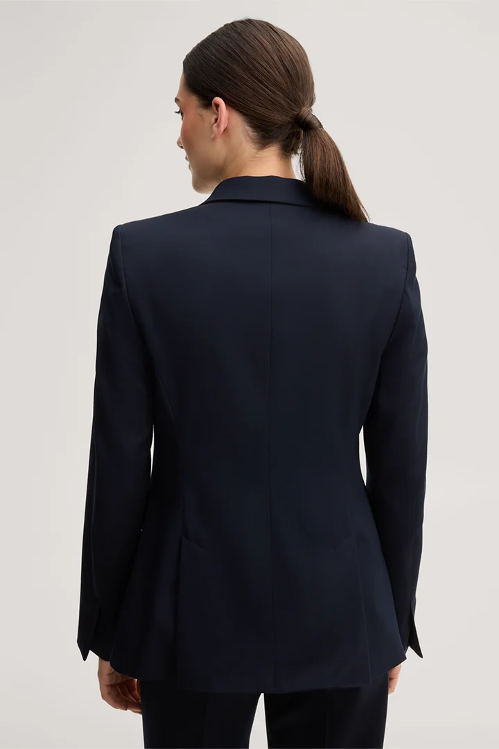 Mène à la page produit « Blazer à double boutonnage en laine vierge, couleur bleu marine »
