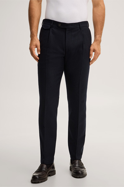 Führt zu Produktdetailseite „Cashmere-Baukasten-Hose mit Bundfalte in Navy"