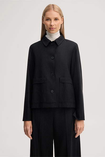 Führt zu Produktdetailseite „Schurwoll-Pinstripe-Hemdjacke in Schwarz"