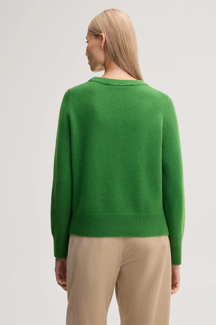 Leads to product detail page "Green cashmere jumper"