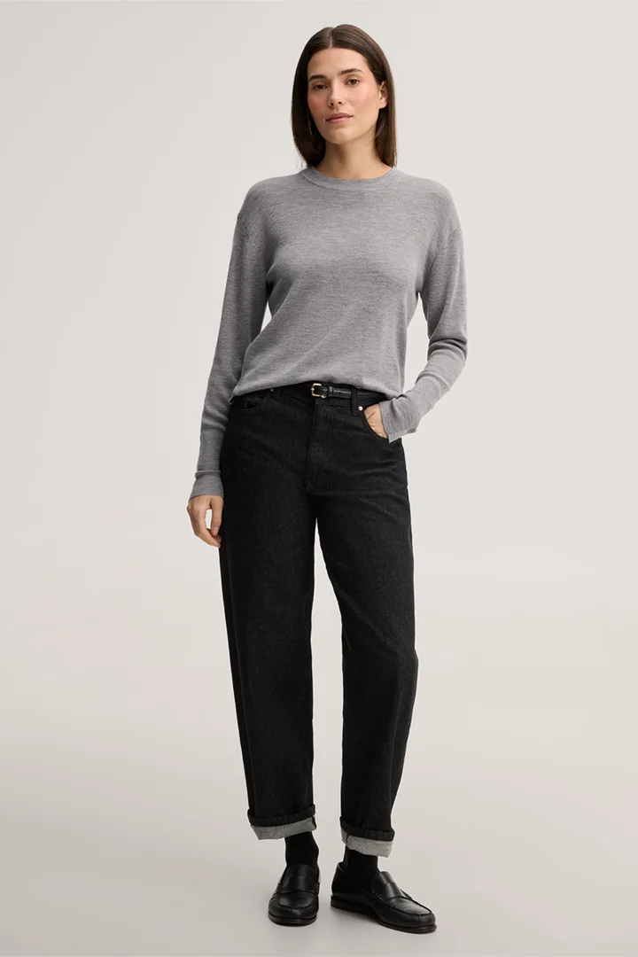 Mène à la page produit « Pull à col rond en maille fine de laine mérinos et soie, gris »