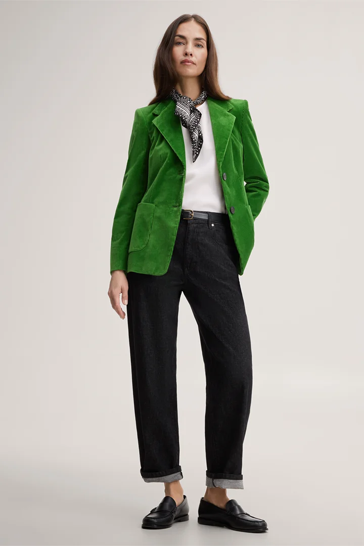 Mène à la page produit « Blazer en velours côtelé vert »
