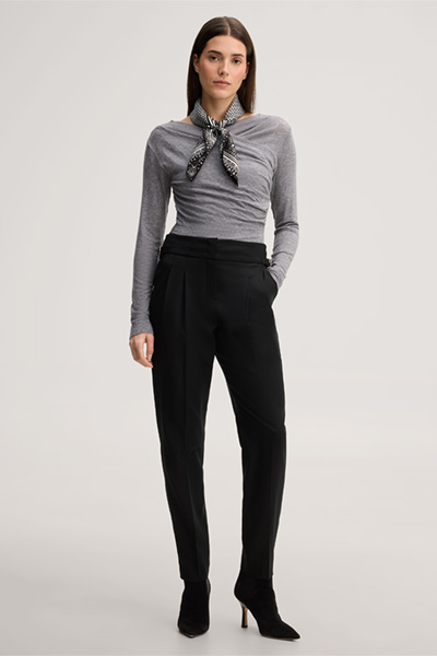 Leads to product detail page "Black virgin wool flannel pleated trousers"