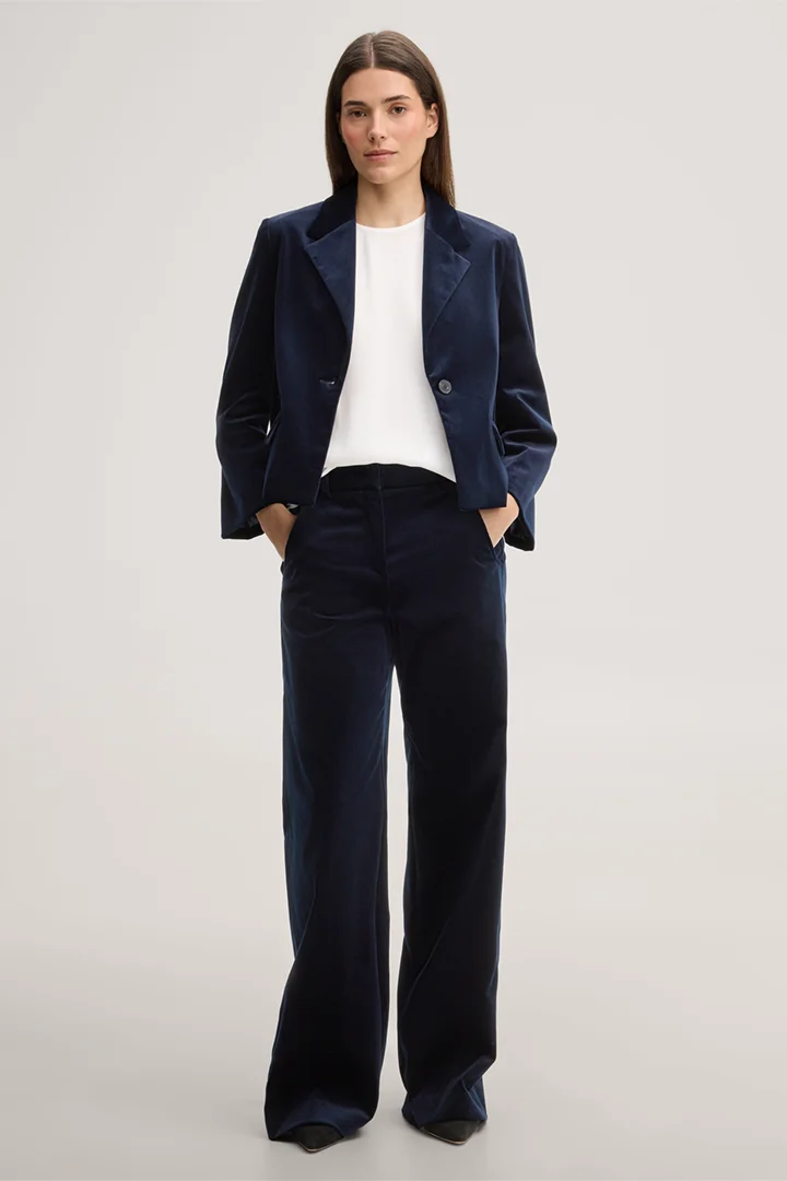 Leads to product detail page "Samt-Blazer in Navy"