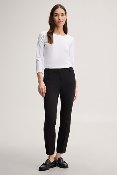 Leads to product detail page "Black crêpe cigarette pants"