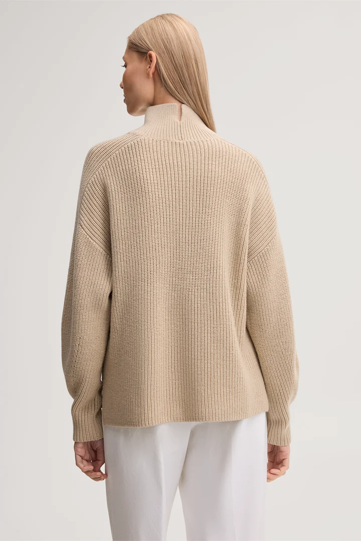 Führt zu Produktdetailseite „Merino-Strick-Pullover mit Stehkragen in Beige"