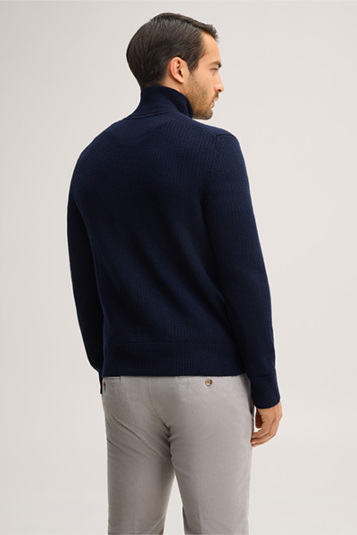Mène à la page produit « Pull à col roulé en laine vierge, couleur bleu marine »