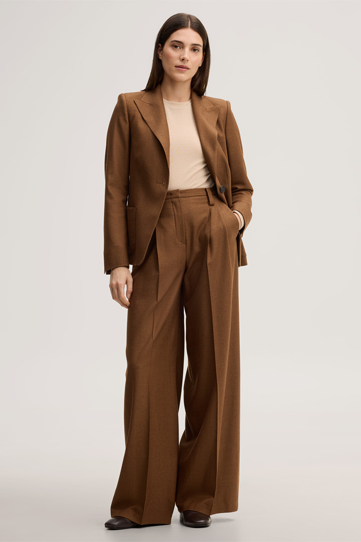 Leads to look detail page “<p><strong>Shop the Look:</strong><br> Virgin Wool Blend Pantsuit in Brown</p>”