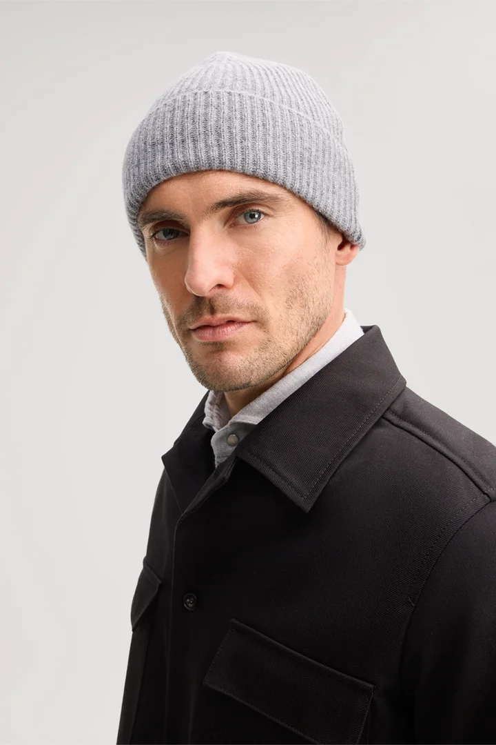 Leads to product detail page "Cashmere Hat in mottled Grey"