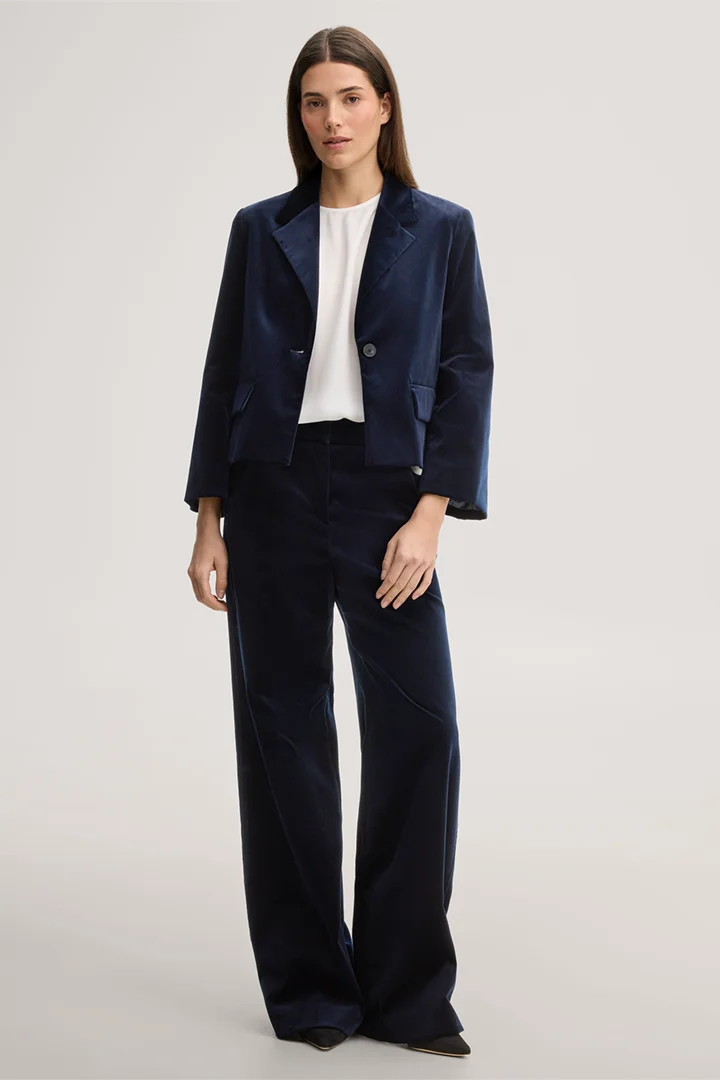 Leads to product detail page "Samt-Palazzo-Hose in Navy"