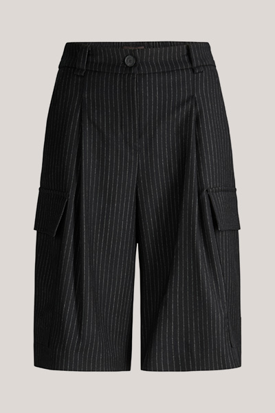 Short en laine vierge à fines rayures, avec poches cargo, noir