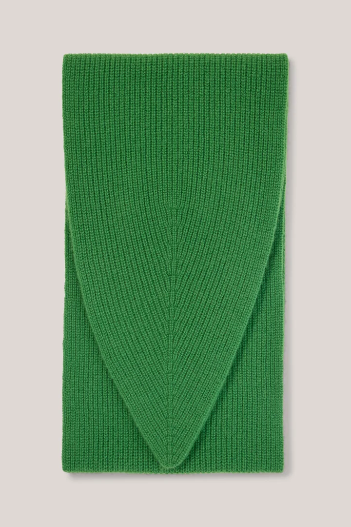 Leads to product detail page "Green cashmere scarf"