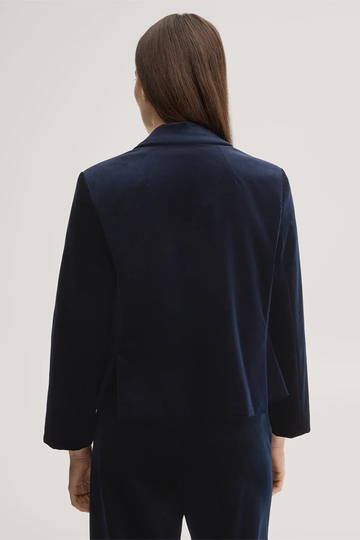 Leads to product detail page "Samt-Blazer in Navy"