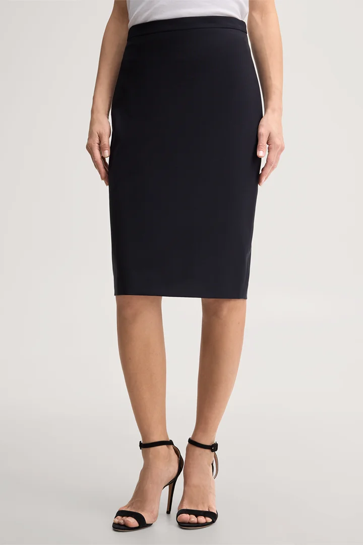 Mène à la page produit « Jupe crayon en laine vierge stretch, en bleu marine »