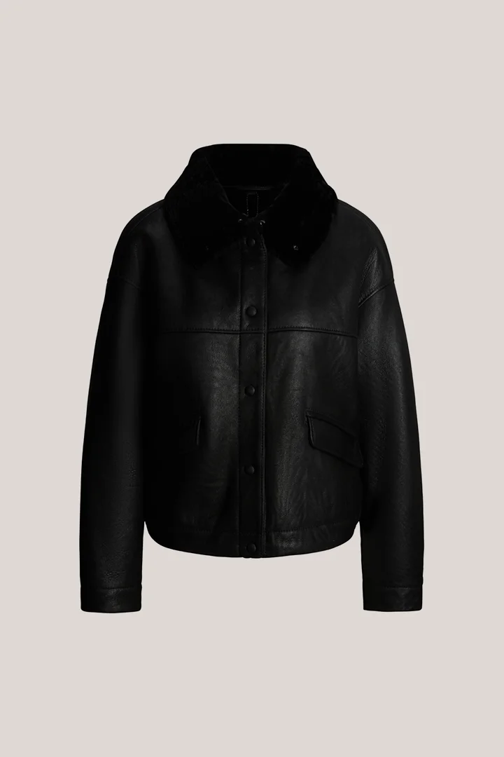 windsor. präsentiert das Produkt Lammfell-Lederjacke mit Stehkragen in Schwarz aus der Kategorie Leder als Freisteller