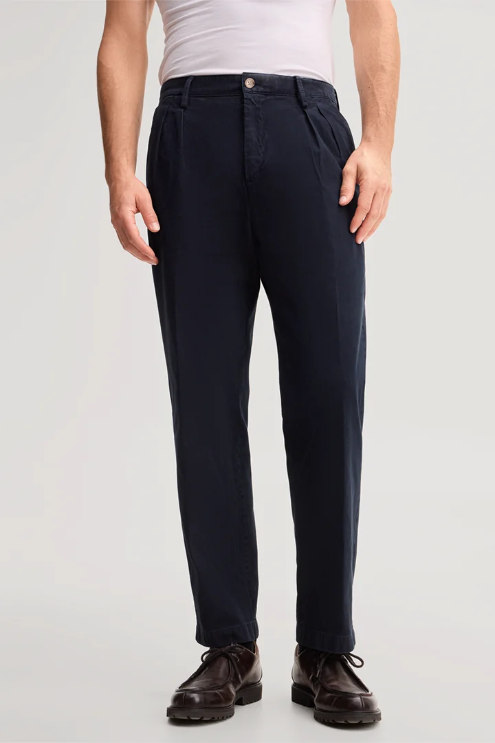 Mène à la page produit « Pantalon chino en mélange de coton à pinces à la taille, couleur bleu marine »