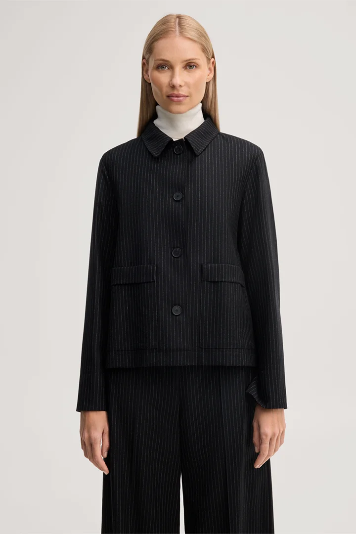 Führt zu Produktdetailseite „Schurwoll-Pinstripe-Hemdjacke in Schwarz"