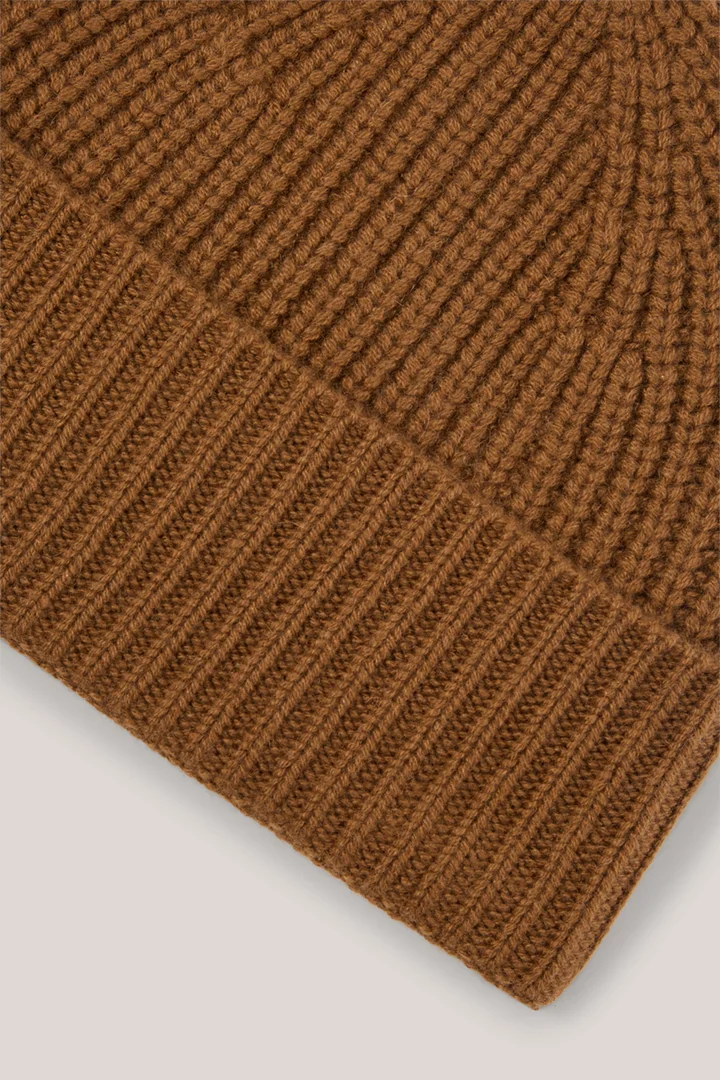 Mène à la page produit « Bonnet en cachemire couleur caramel »